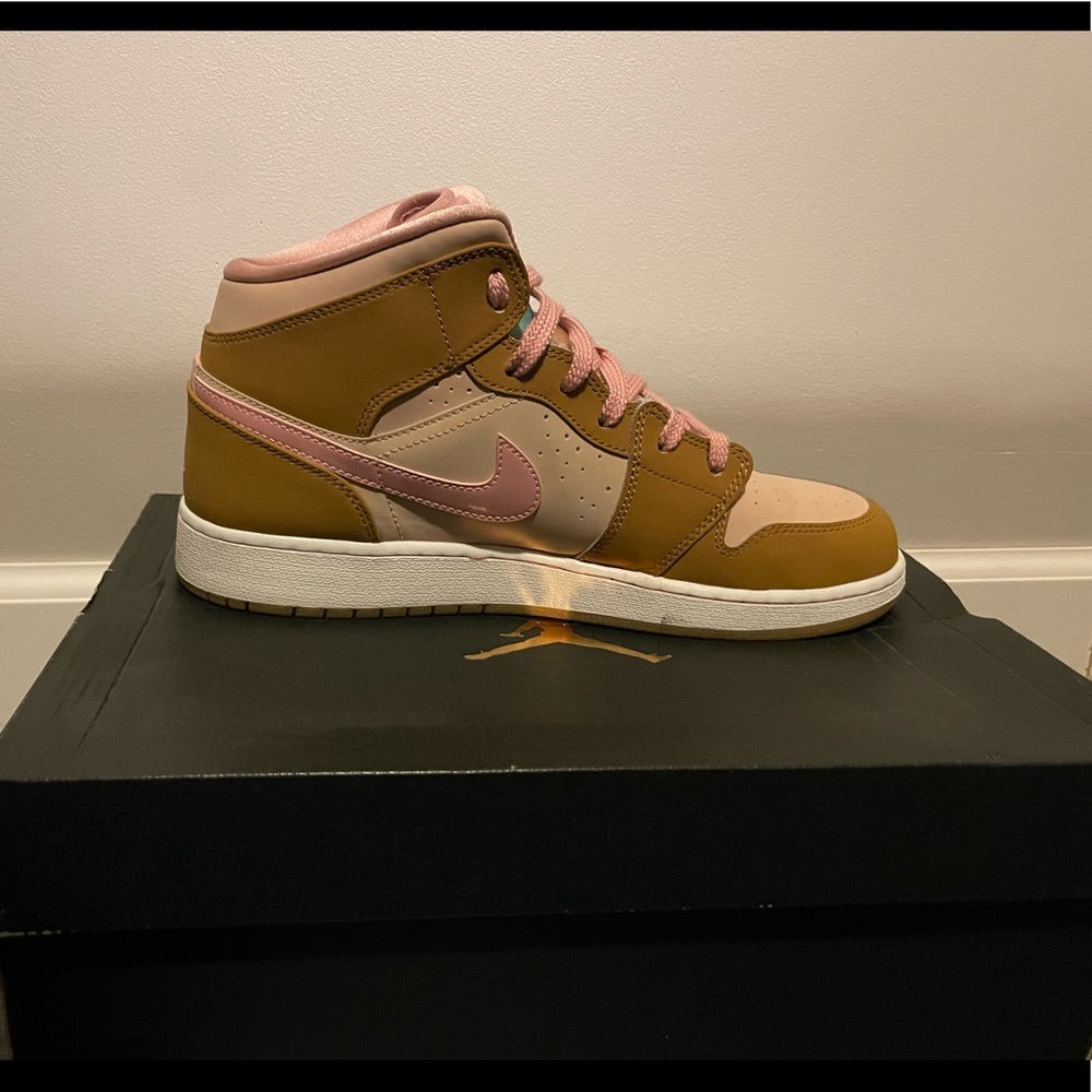 Air Jordan 1 Mid GG 'Lola Bunny' sneaker